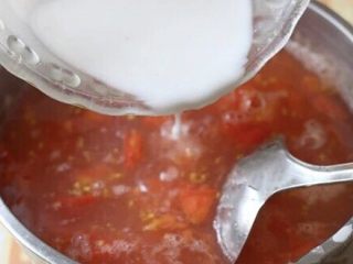 西红柿蛋汤,把水淀粉再度拌匀后，一边往锅里倒，一边搅动，防止粘底。