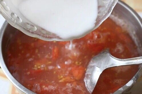 西红柿蛋汤,把水淀粉再度拌匀后，一边往锅里倒，一边搅动，防止粘底。