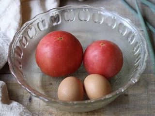 西红柿蛋汤,备料：番茄去蒂洗净。鸡蛋打成蛋液。小葱切成葱花。