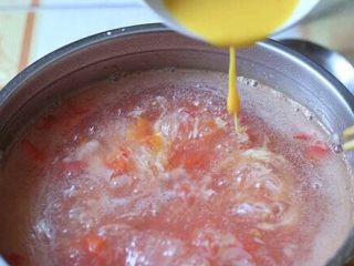 西红柿蛋汤,再次煮开后，一边淋蛋液，一边搅散。