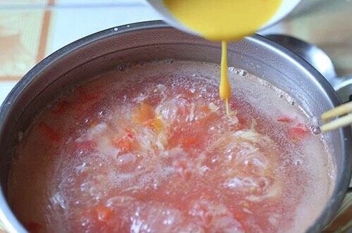 西红柿蛋汤,再次煮开后，一边淋蛋液，一边搅散。