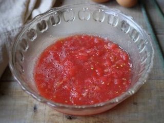 西红柿蛋汤,西红柿剥皮切片捣碎（如图）