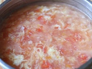 西红柿蛋汤,最后调入适量的盐、香油，小火煮开即可。