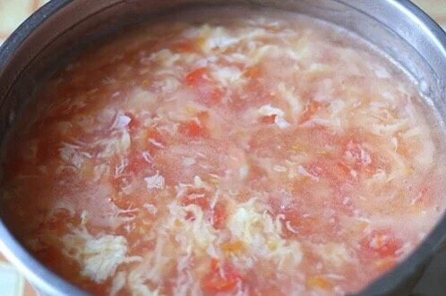 西红柿蛋汤,最后调入适量的盐、<a style='color:red;display:inline-block;' href='/shicai/ 847'>香油</a>，小火煮开即可。