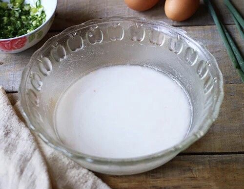 西红柿蛋汤,淀粉加水搅拌均匀成水淀粉（浓稠程度依各人喜好，待到用时再搅拌一下）