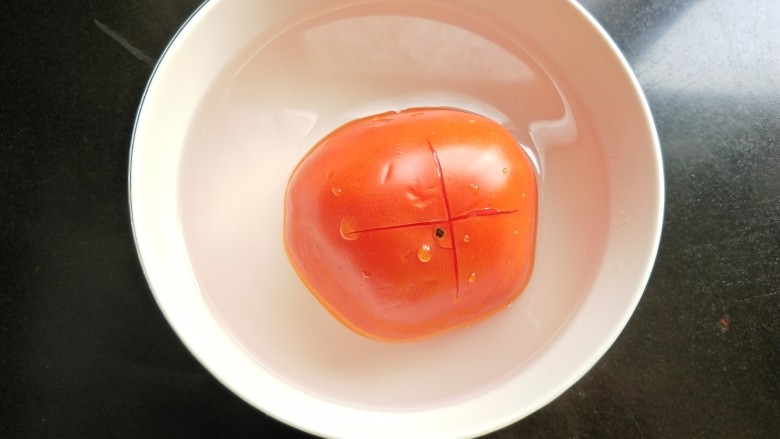 番茄肉丝煮年糕,<a style='color:red;display:inline-block;' href='/shicai/ 59'>番茄</a>划十字，放开水中烫一下 好去皮。
