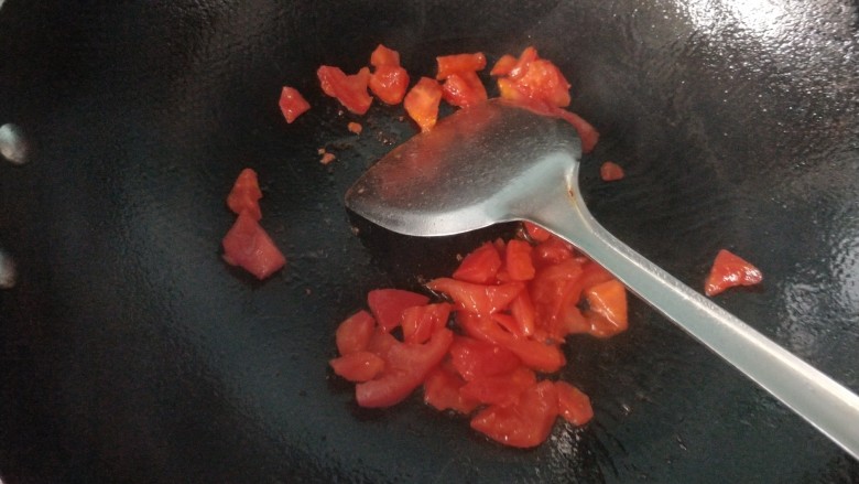 番茄肉丝煮年糕,放番茄炒出汁。