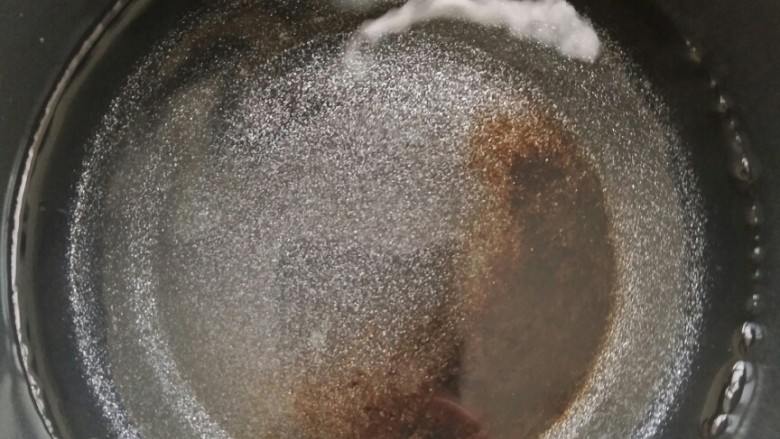 亲手为你做汤羹――营养美味的排骨玉米汤,锅中放一碗水烧开。