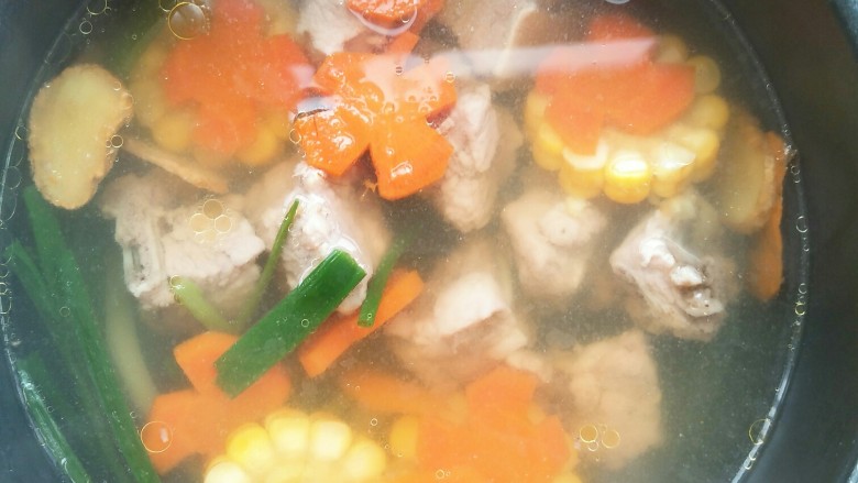 亲手为你做汤羹――营养美味的排骨玉米汤,小火煮开后再闷十五分钟。