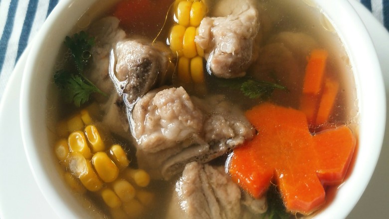 亲手为你做汤羹――营养美味的排骨玉米汤,成品。