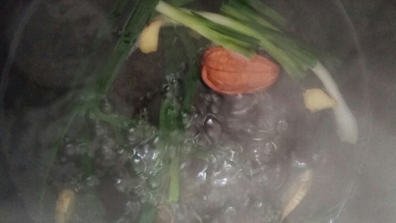 亲手为你做汤羹――营养美味的排骨玉米汤,将葱姜放入开水中。