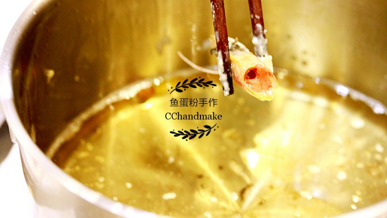 蔬菜鲜虾天妇罗,色拉油倒入锅里，加热到大概180度，筷子插入锅里有均匀气泡。先炸虾头，虾头不用裹面衣，炸至酥脆即可。