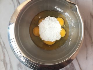 核桃红枣蛋糕,鸡蛋打入盆中，加入糖粉