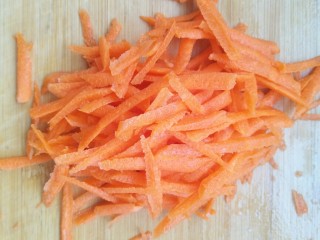 菌类料理――凉拌三丝,将萝卜切丝。