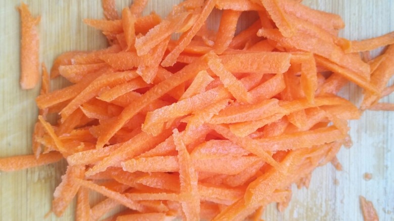 菌类料理――凉拌三丝,将萝卜切丝。