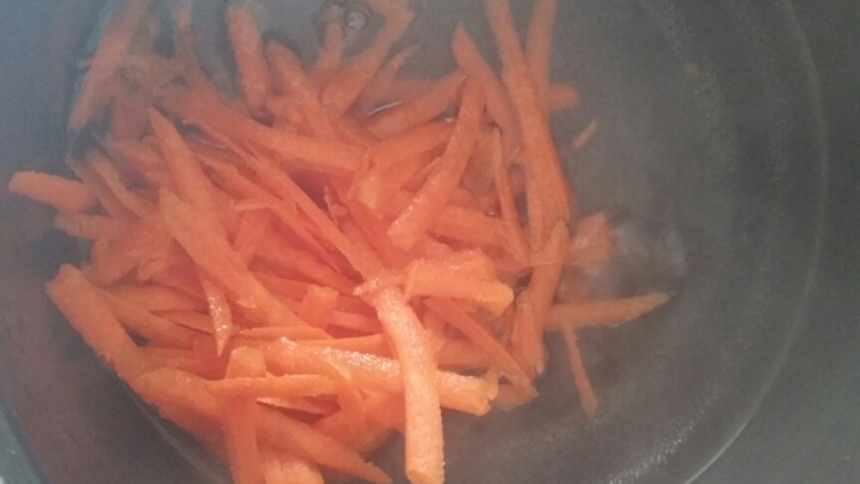 菌类料理――凉拌三丝,锅中放水煮开放入切好的萝卜丝焯一下。