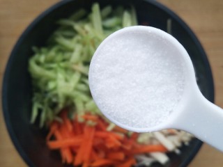 菌类料理――凉拌三丝,加半勺盐。