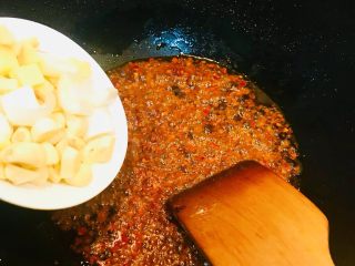 红焖羊肉,当豆瓣酱炒出红油后 倒入切好的葱姜蒜丁继续翻炒