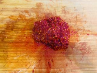 红焖羊肉,注意 这一步很关键 郫县豆瓣酱的颗粒很粗糙 必须倒在菜板上剁碎 这样做是为了让豆瓣酱的味道充分释放 颜色更加细腻红艳 让我们的菜品更加美观