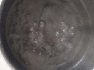 菌类料理――凉拌三丝,锅中放一碗水烧开。