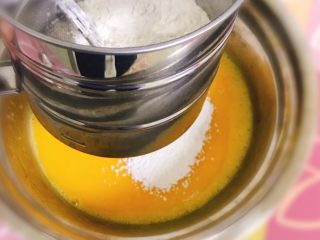 水果蛋糕盒子,分3次筛入面粉，3次的粉量是递增的，第一次最少，这样可以有效减少面粉结块。