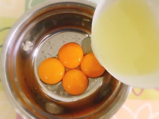 水果蛋糕盒子,把混合好的油水倒入蛋黄搅拌。