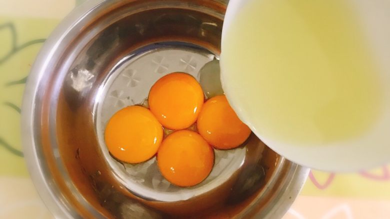 水果蛋糕盒子,把混合好的油水倒入蛋黄搅拌。