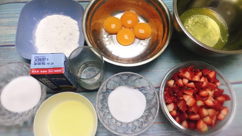 水果蛋糕盒子,准备好要用的材料，将蛋白和蛋黄分开，盛蛋白的盆要无水无油。