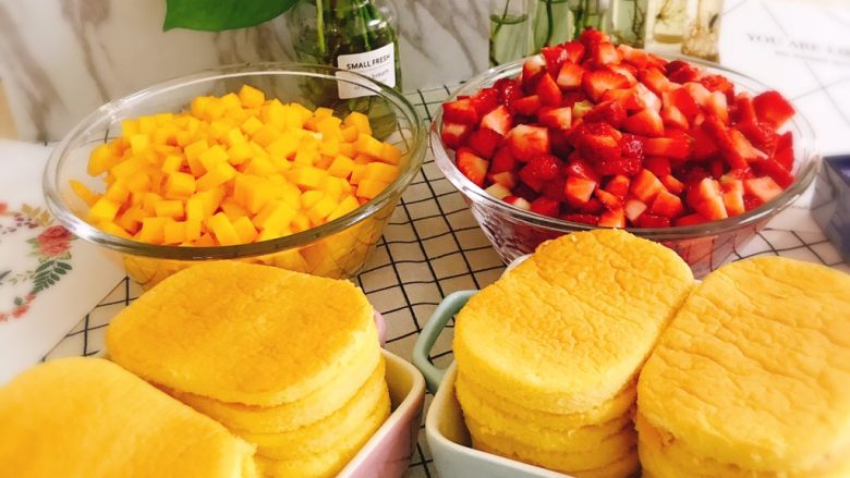 水果蛋糕盒子,把奶油装入裱花袋就可以开始一层蛋糕一层奶油一层水果然后又是一层蛋糕一层奶油最后面上是水果
