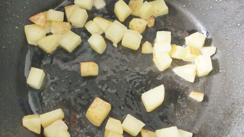 宝宝辅食-咖喱土豆鸡翅1Y+,油锅烧热先加入土豆，小火煎至两面金黄色