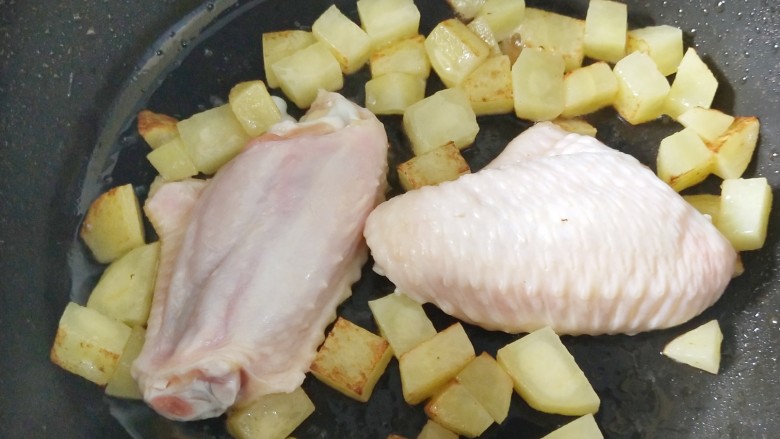 宝宝辅食-咖喱土豆鸡翅1Y+,加入鸡翅，同样煎至两面金黄色