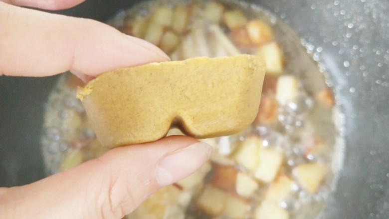 宝宝辅食-咖喱土豆鸡翅1Y+,水烧开以后加入咖喱块，搅拌至充分融化，开小火焖煮