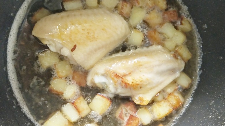 宝宝辅食-咖喱土豆鸡翅1Y+,水量没过鸡翅和土豆