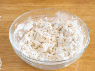 花式豆沙包12m+,往面粉中加入酵母水、奶粉水，搅拌成絮状~