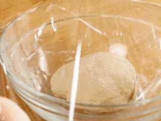 花式豆沙包12m+,揉成面团，然后盖上保鲜膜，发酵至2倍大小~