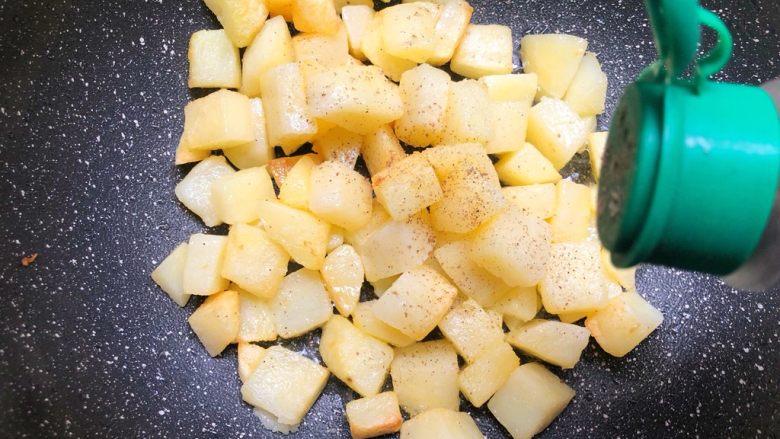 孜然土豆,两面都煎制金黄以后关小火，放入2g椒盐
