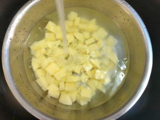 孜然土豆,土豆全部切好放入清水中浸泡一会，去掉多余的淀粉