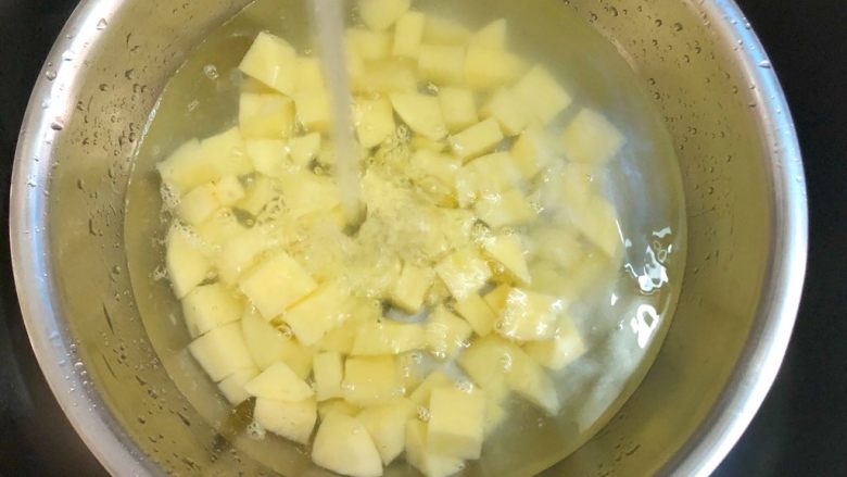 孜然土豆,土豆全部切好放入清水中浸泡一会，去掉多余的淀粉