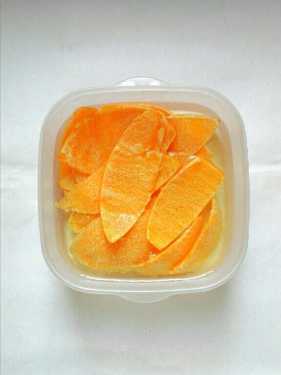 糖渍橙皮,温水里放一点小苏达，放进橙皮浸泡几分钟