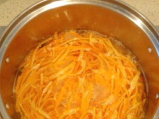 糖渍橙皮,在水里煮几分钟至橙皮浸润