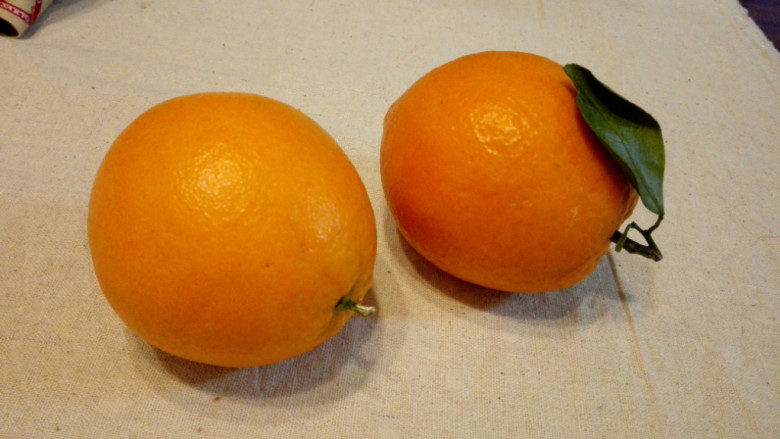 糖渍橙皮,
1.我用的这种赣南脐橙的皮，无蜡的表皮，果肉酸甜，水分充足。