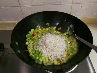 樱桃肉菜饭,放入洗净的大米
