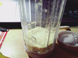 在违规边缘试探--宿舍版火龙果牛奶,奶粉加入没过刀片的位置