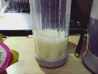 在违规边缘试探--宿舍版火龙果牛奶,加入少量开水冲开奶粉。