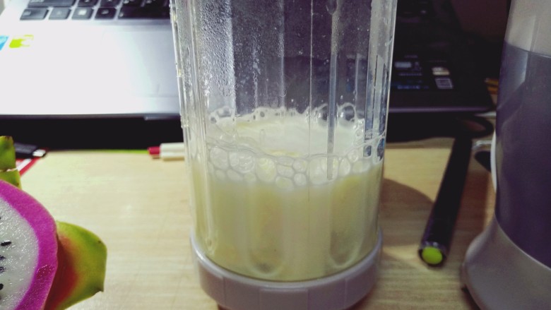 在违规边缘试探--宿舍版火龙果牛奶,加入少量开水冲开奶粉。