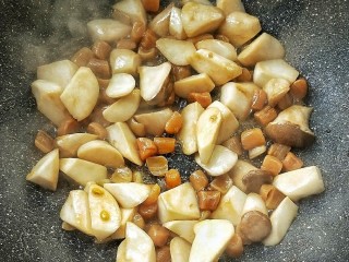 菌类料理+鲜掉眉毛的炒三鲜(芦笋杏鲍菇干贝),再烹入一勺料酒，小火慢慢煸出杏鲍菇的水分。