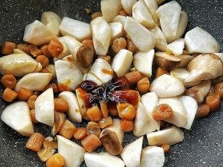 菌类料理+鲜掉眉毛的炒三鲜(芦笋杏鲍菇干贝),加一勺蚝油。