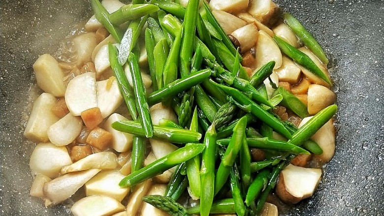 菌类料理+鲜掉眉毛的炒三鲜(芦笋杏鲍菇干贝),待杏鲍菇熟，倒入沥干的芦笋。
