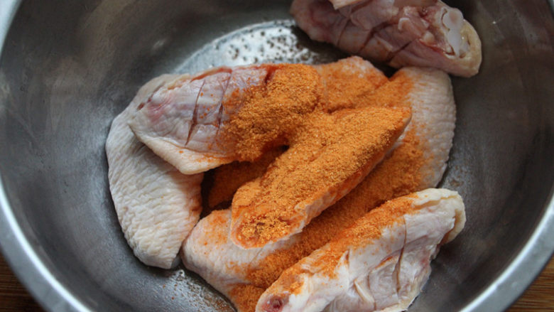 奥尔良煎鸡翅,将解冻好的鸡翅撒上奥尔良腌料。腌料里什么味道都是配好的，无需另外加盐。