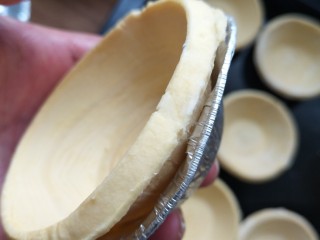 芒果酥,一个个取出壳，放软就会粘的哦，所以要没变软之前取出